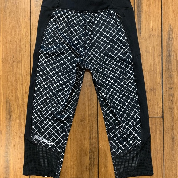 NWT UA Fly By Capri Legging - Picture 4 of 8